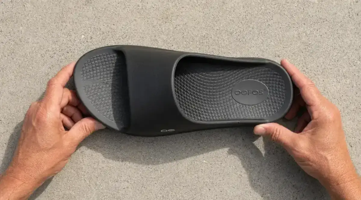 OOFOS OOahh slide footbed showing the contoured arch zone from a straight-down overhead angle